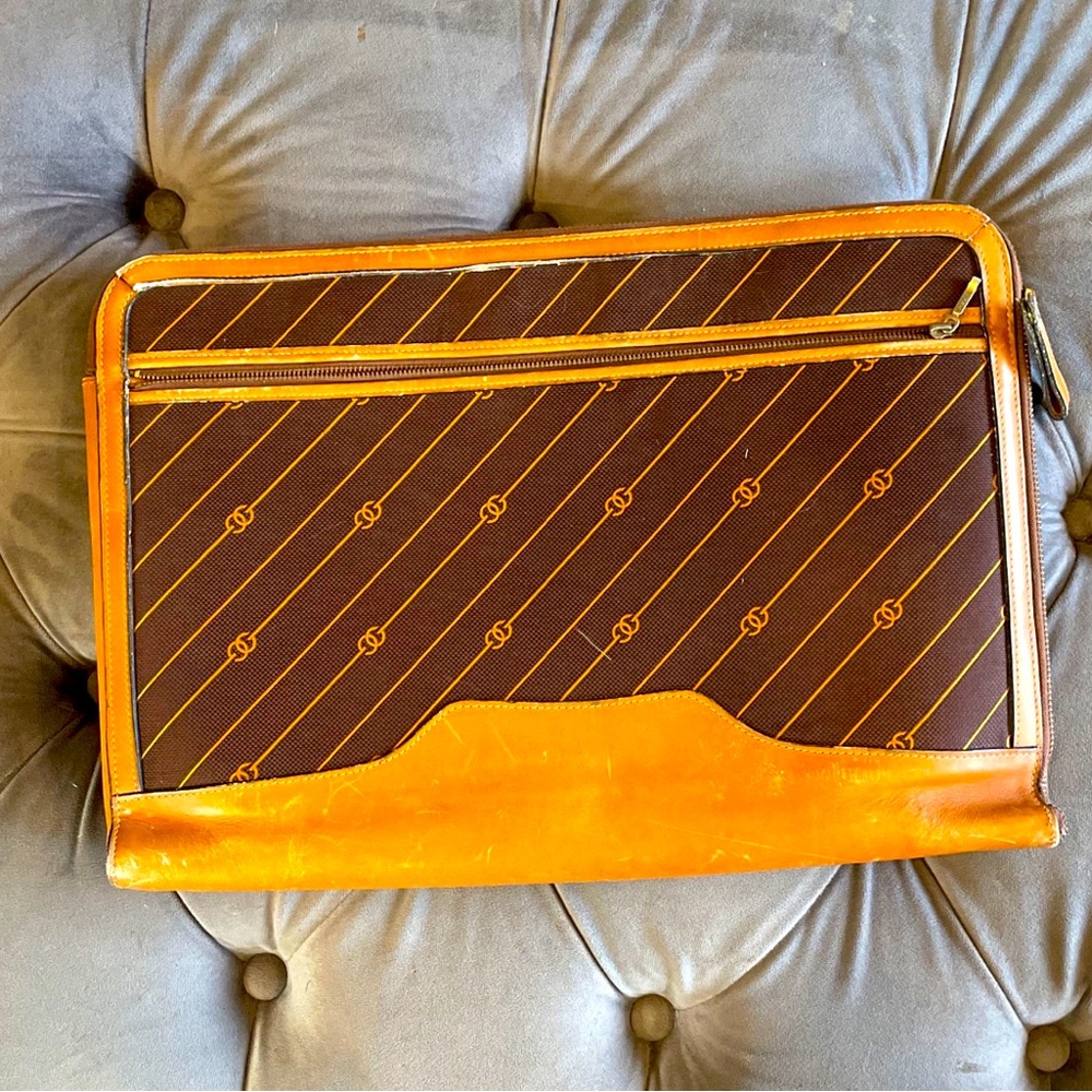 Well kept gucci laptop case. Leather